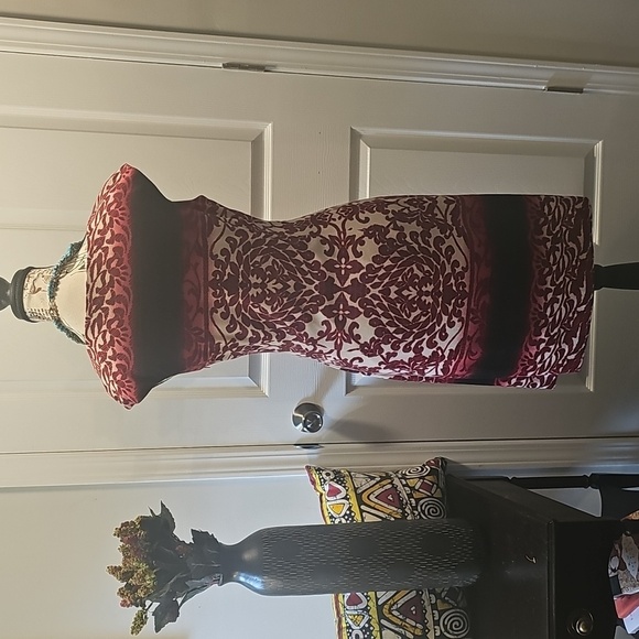 Maggy London Slimming Red/ Black Print Midi Dress, Excellent Condition, Size 6 - Picture 4 of 8